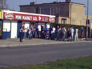 Mini Market GOL oblegany przez kibiców Lecha.